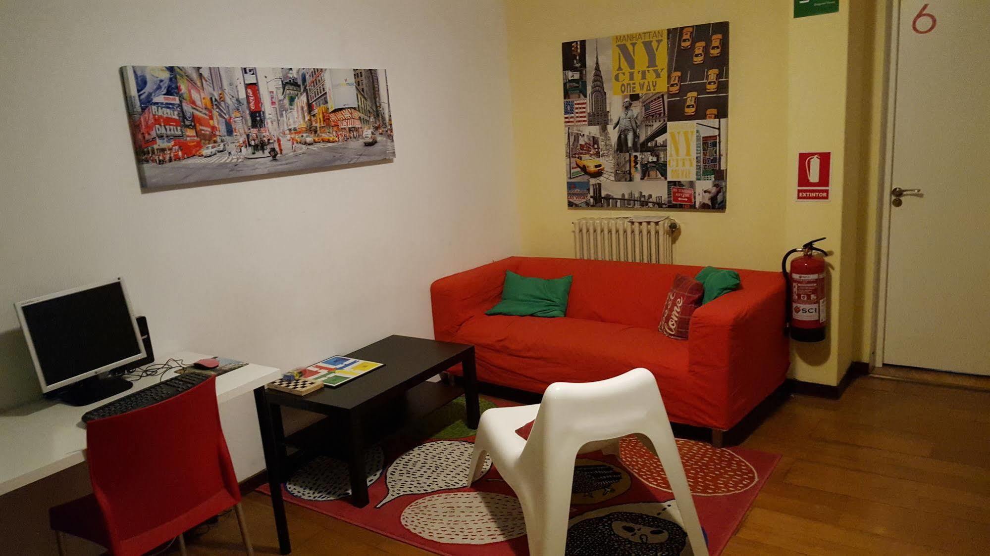 Diagonal House Hostel Барселона Екстер'єр фото